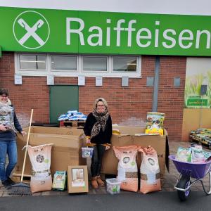 Am letzten Tag des vergangenen Jahres haben wir es nochmal krachen lassen: Im Raiffeisen-Markt Warburg haben wir eure Spenden von der Weihnachts-Aktion abgeholt!
Wir d&uuml;rfen uns unter anderem &uuml;ber Futter f&uuml;r unsere Schweine, Schafe, Hunde und Katzen freuen. F&uuml;r uns das absolute Highlight ist nat&uuml;rlich die stylische Schubkarre, mit der wir nun &uuml;ber unseren Hof fegen k&ouml;nnen!

Vielen lieben Dank an euch f&uuml;rs Mitmachen und auch an das Team vom Raiffeisen-Markt das uns das ganze Jahr &uuml;ber hilfsbereit zur Seite steht und es sich auch nicht nehmen lassen hat uns beim Einladen zu helfen!

#raiffeisen #wunschbaum #tierheim #tierhafen #gutestun